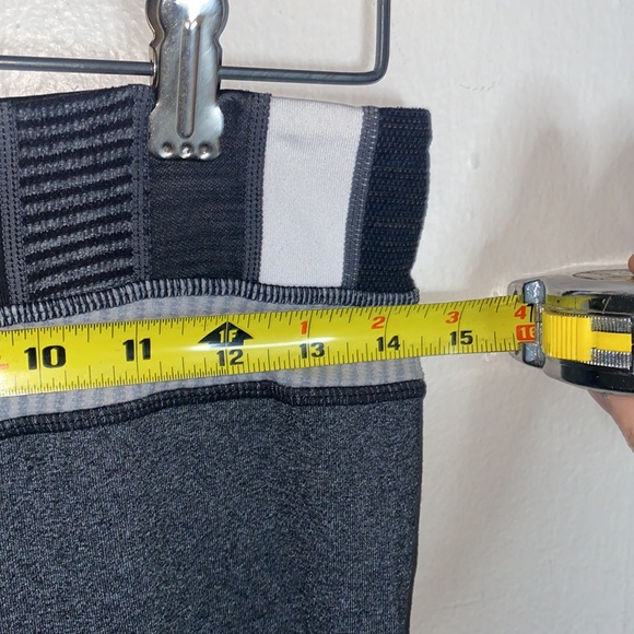 🌷Adorable Grey Lululemon flair reversible leggings with pattern on top! - Picture 6 of 13